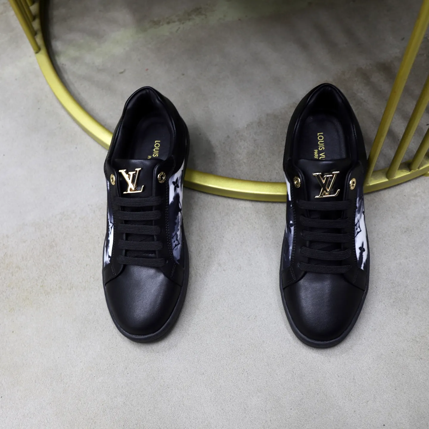 Ex-factory price: 400💰🙅‍♂️🙅‍♂️🙅‍♂️ Brand: LV Louis Vuitton Standard code: 38-44 (45 customized) Grade: Same as the official website Material: Original material splicing Comfortable and breathable lining Lightweight and wear-resistant sports outsole Style category: Men's fashionable casual shoes Running sneakers Distinguished luxury brand elements Top luxury Color: actual picture color